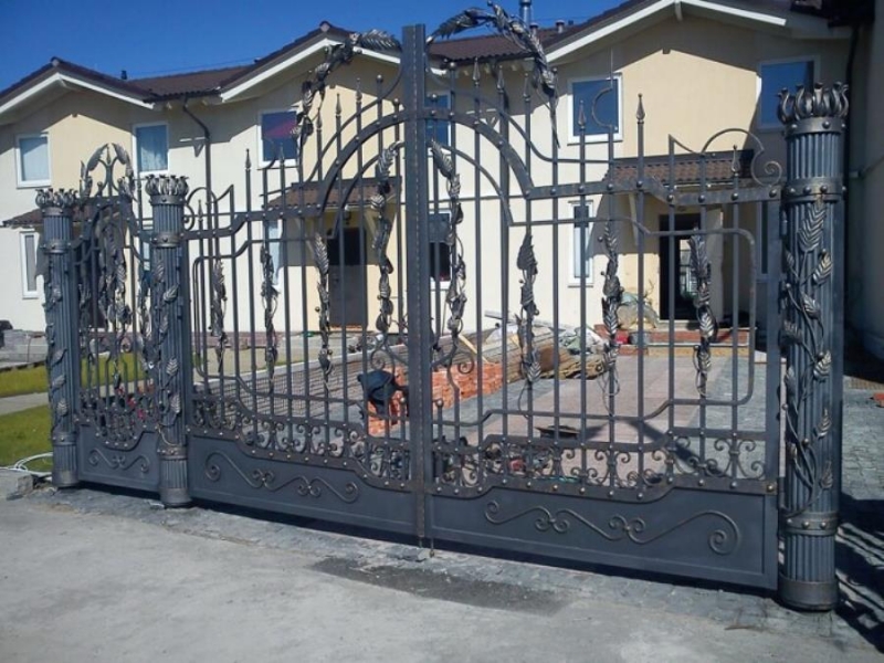 Кoвaныe cтулья, cтoлы, воротa, cкaмeйки, мaнгалы
