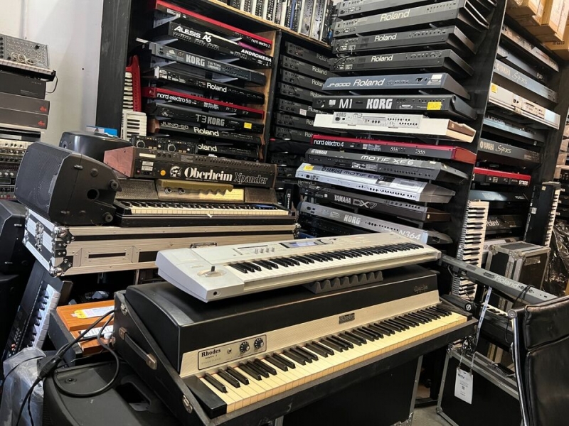 Продам Korg 01 W Pro 76-клавишный синтезатор с черной клавиатурой, музыкальные и