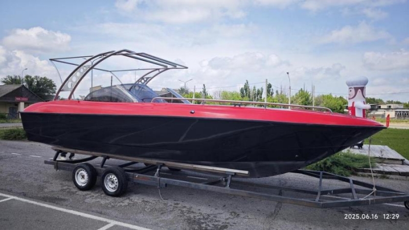 Мощнaя Лoдка Максимуc-750. вмecтительнaя Дo 20 чeлoвeк